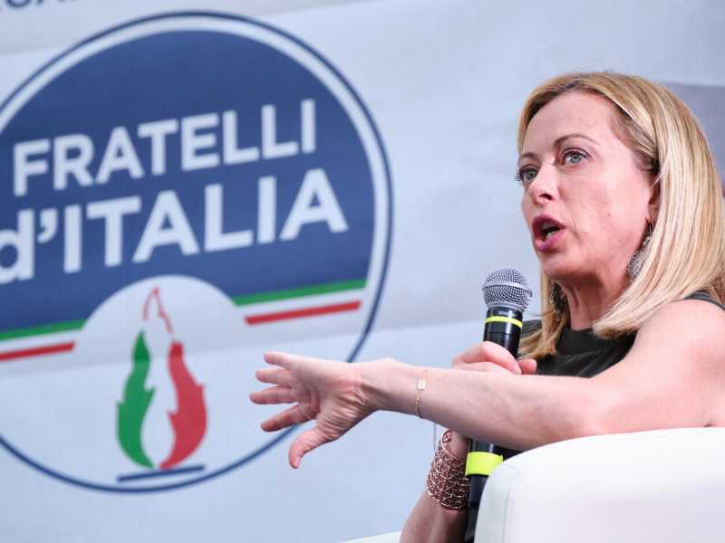 La variante Meloni: i vaccini non funzionano, a meno che non vada lei al governo