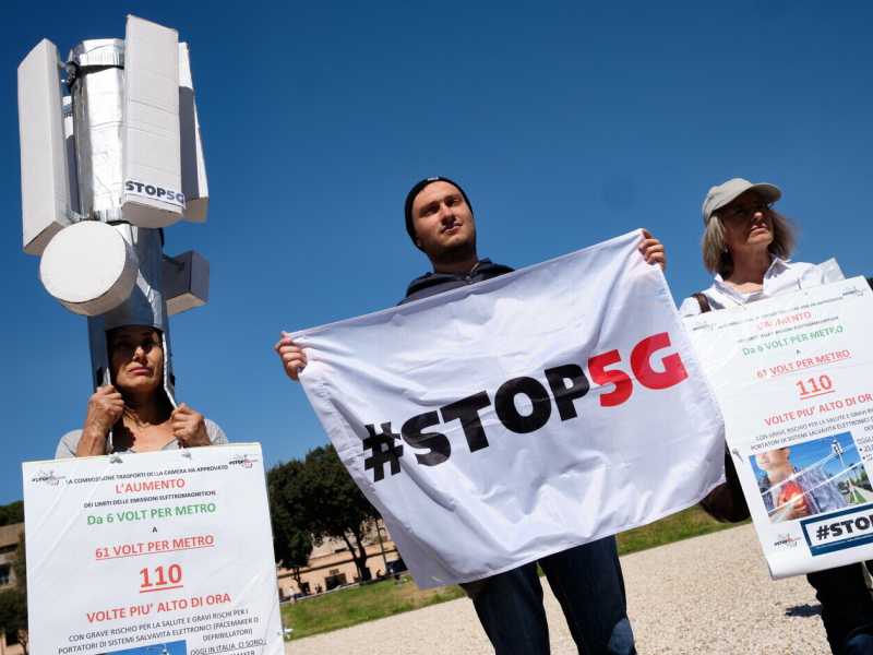 Una manifestazione dei comitati No 5G (foto LaPresse)