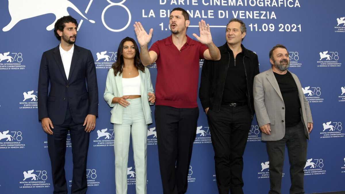 Immagine di Freaks Out, parla Mainetti: "Non un film sui supereroi, ma su uomini con super poteri"