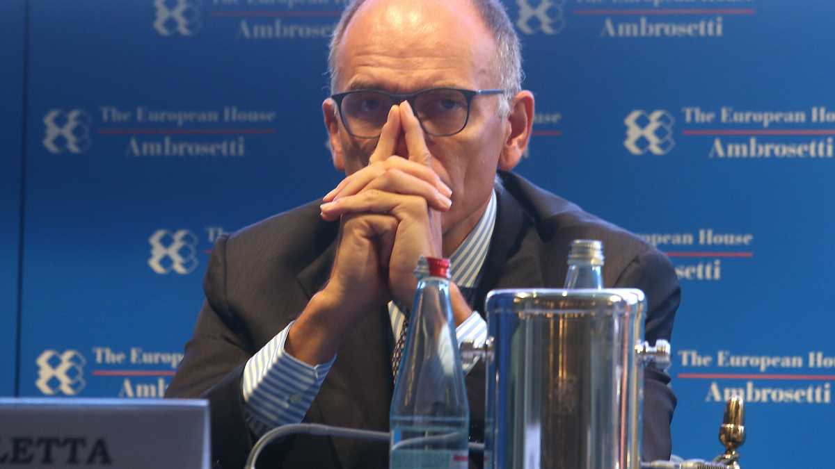 Immagine di Letta e il congresso Pd: "Ora non spariamoci sui piedi". Spunta anche De Micheli
