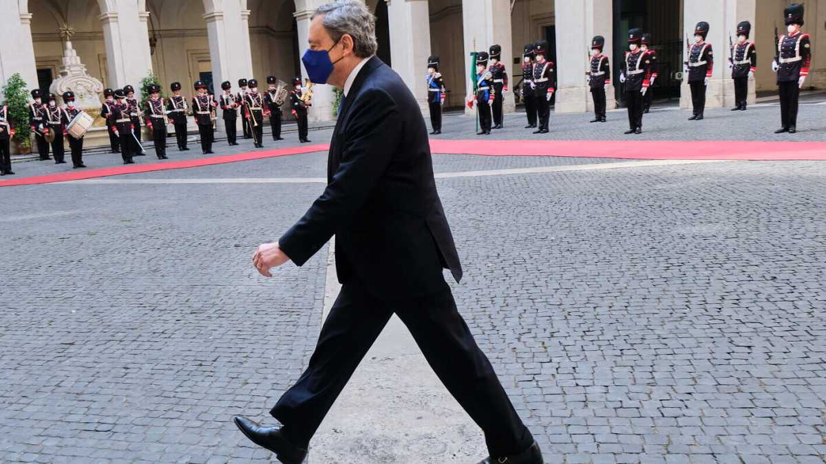 Immagine di Draghi alle prese con il tarantolato Salvini. Estensione green pass per i dipendenti scolastici