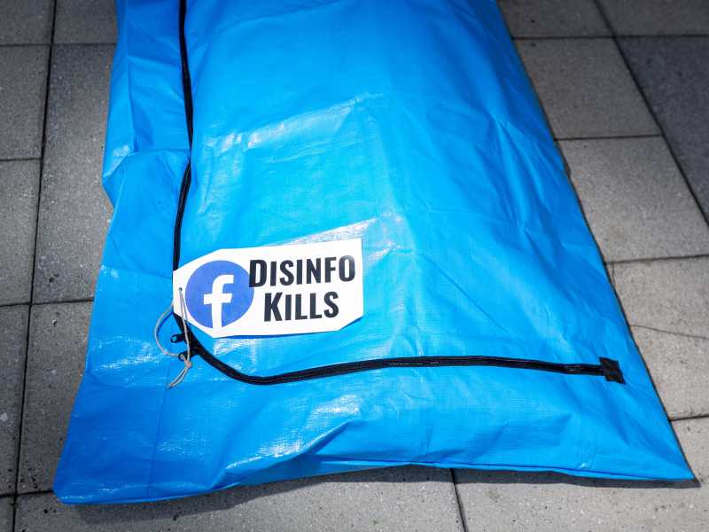 Sede di Facebook di Washington, attivisti depositano sacchi per cadaveri e chiedono a Facebook di fermare la disinformazione su Covid (Eric Kayne / AP)&nbsp;<br />
