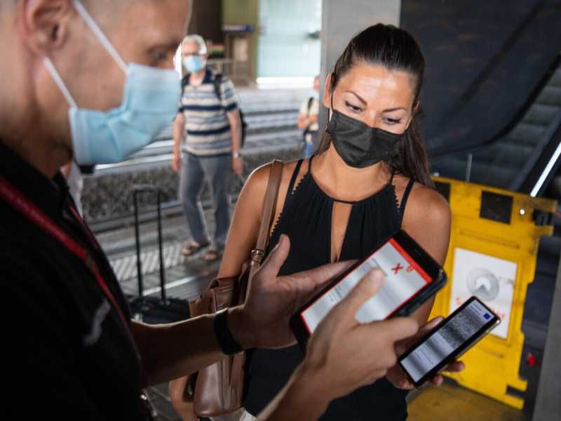 Il governo rinvia l'estensione del green pass, per ora