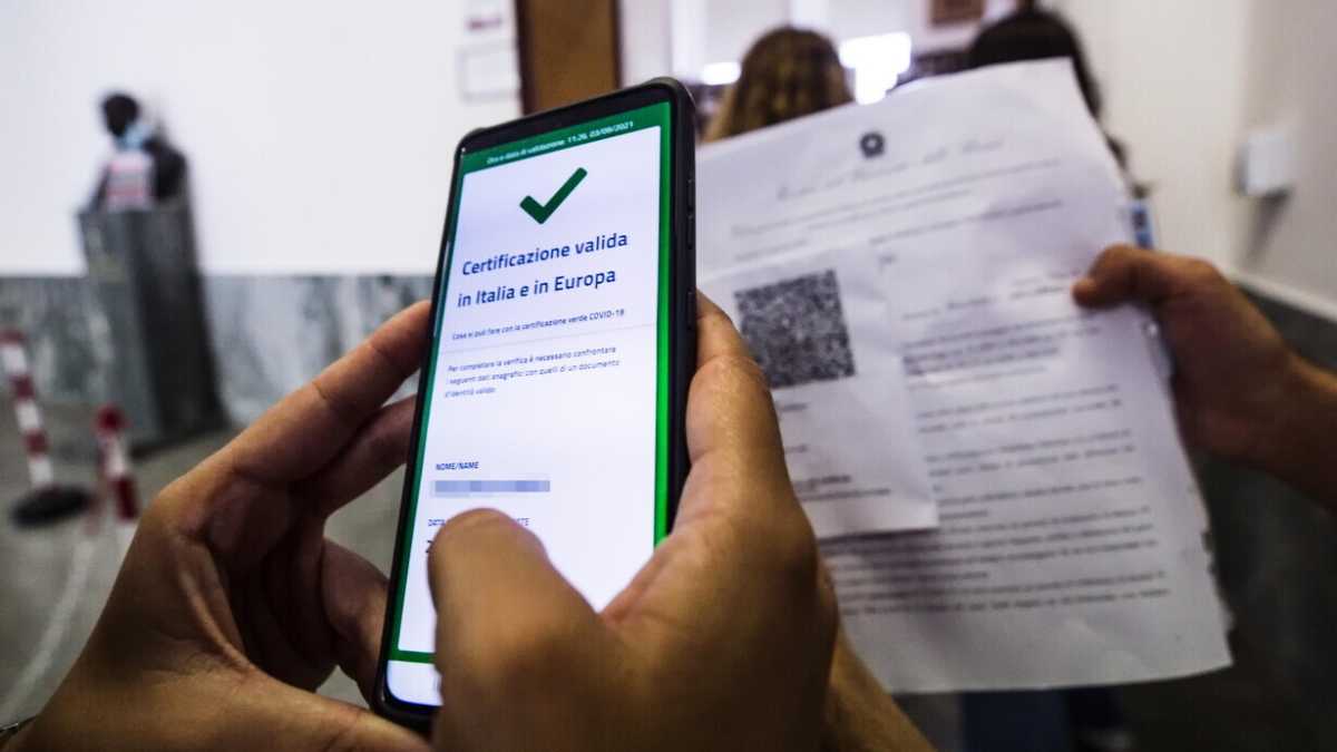 Immagine di "I tamponi sono più efficaci dei vaccini". Tutte le assurdità del dibattito sul dl Green pass