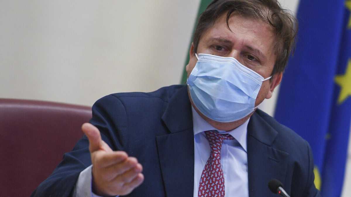 Immagine di Volano stracci tra Pd e M5s sull’affaire Sileri, guai per Gualtieri
