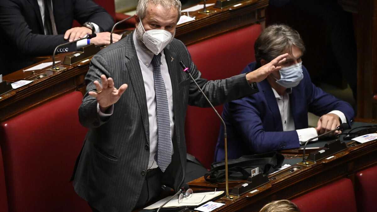 Immagine di Green pass, la Lega verso il sì. E lo dirà Borghi. Salvini come mister Canà: gioca con il 5-5-5