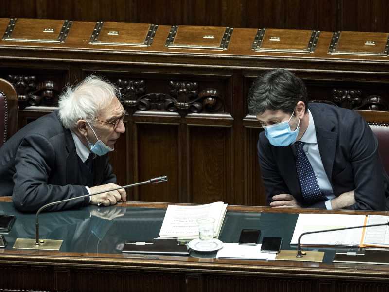 La difficoltà di togliere la mascherina alle classi di studenti vaccinati