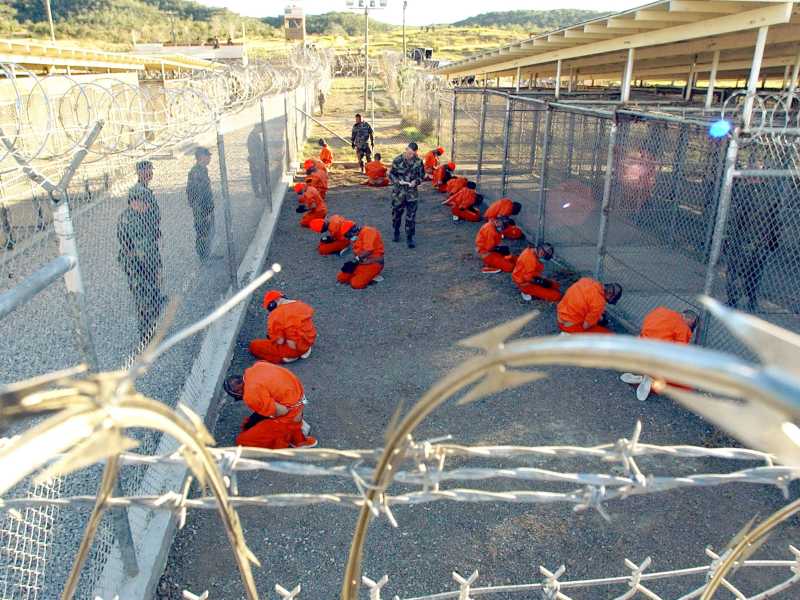 Polizia militare Usa controlla i talebani e membri di al Qaida detenuti nella base di Guantanamo, 2002 (LaPresse)<br />