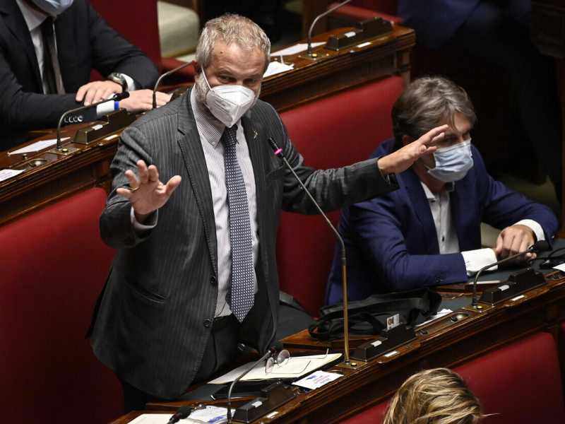 Green pass, la Lega verso il sì. E lo dirà Borghi. Salvini come mister Canà: gioca con il 5-5-5