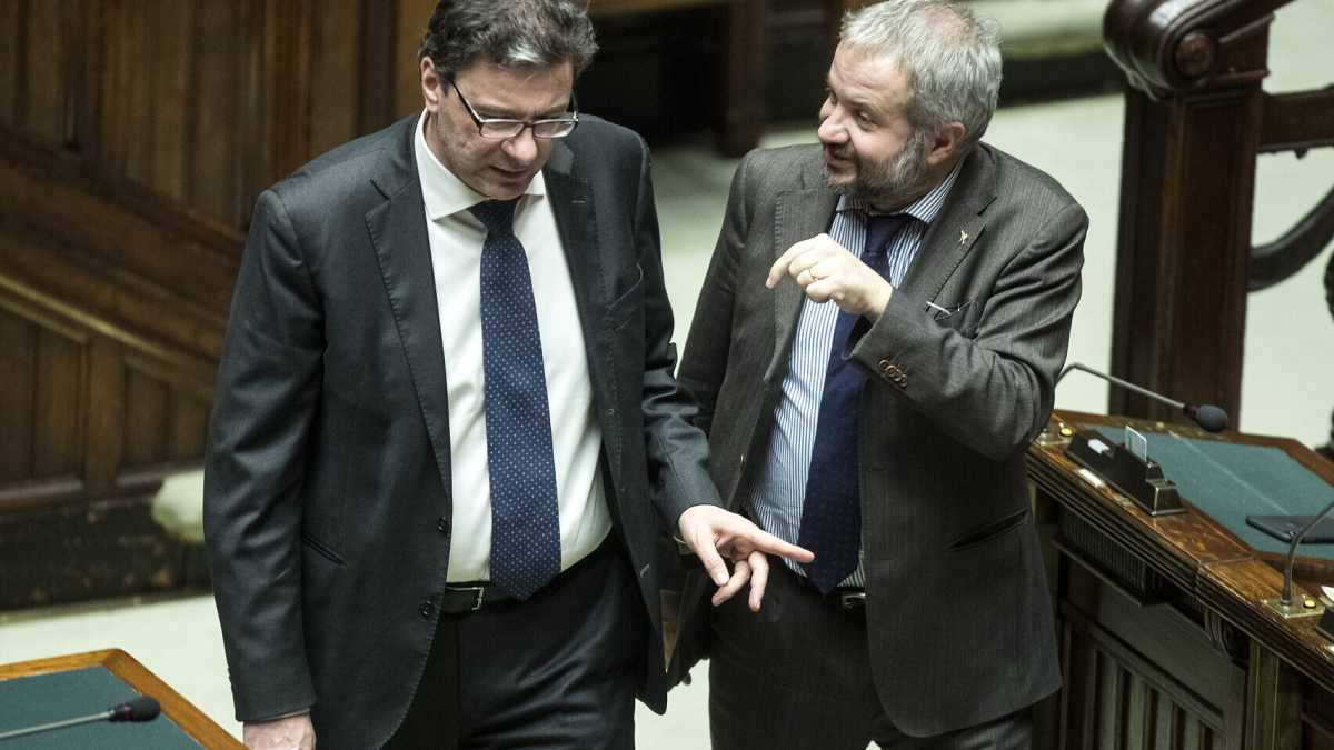 Immagine di Borghi strepita sul green pass, Giorgetti mugugna: "Questa ambiguità ci fa male alle amministrative"