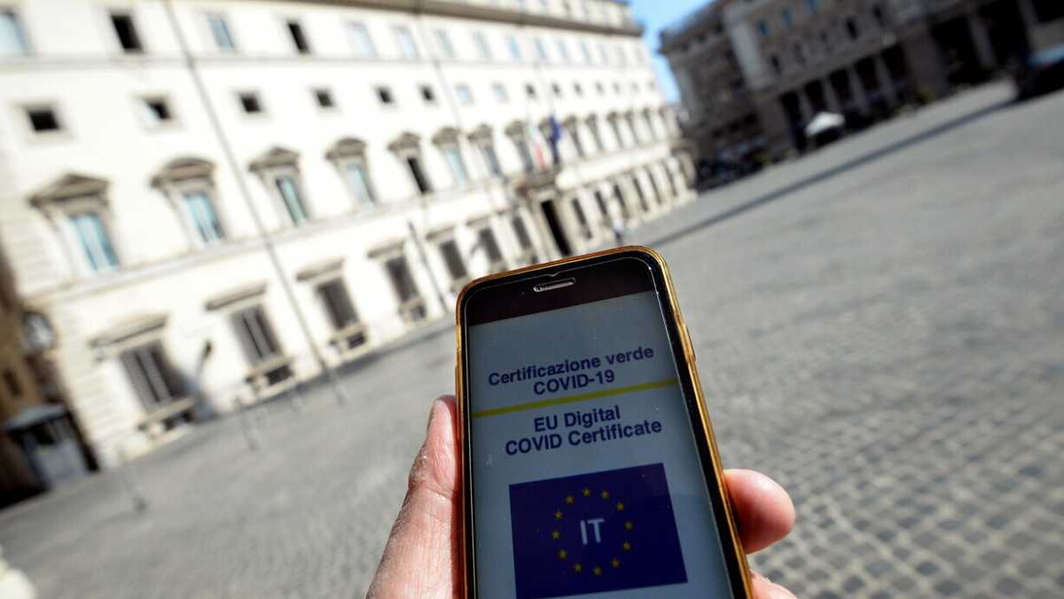 Immagine di Meno buffoni, più green pass