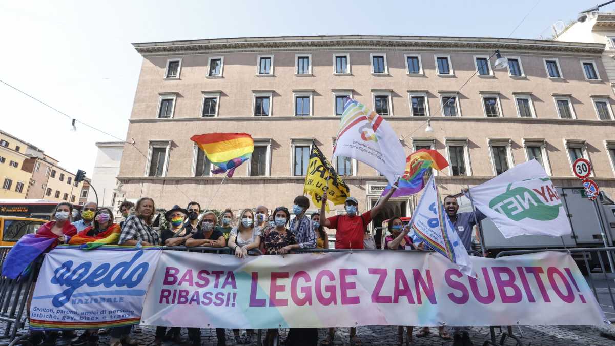 Immagine di Twitter e il ddl Zan. I gentili paladini della lotta all'odio, contro "gli altri", diventano feroci odiatori