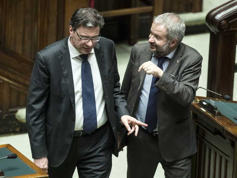 Borghi strepita sul green pass, Giorgetti mugugna: "Questa ambiguità ci fa male alle amministrative"