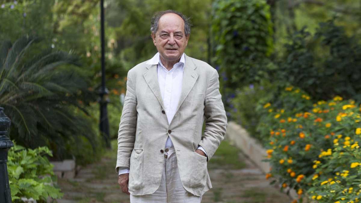 Immagine di Il selfie con i libri dello scrittore morto è una passione da becchini narcisisti