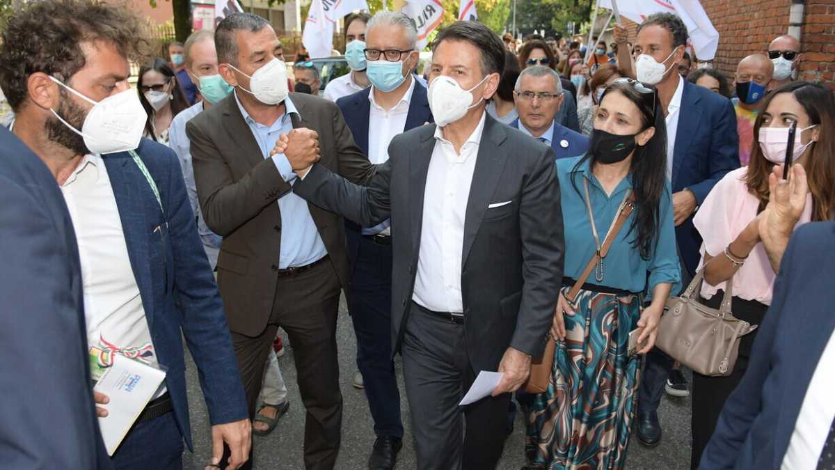 Immagine di Conte, il bandolero stanco del M5s. Lo strano tour dell'ex premier tra gaffe e stress