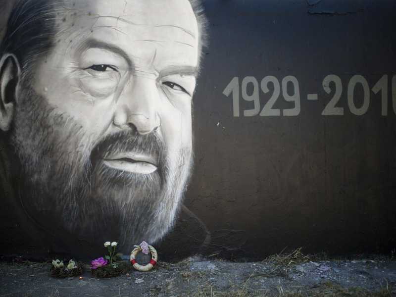 C’è chi butta giù la statua del generale Lee e chi quella di Bud Spencer