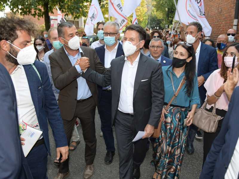 Conte, il bandolero stanco del M5s. Lo strano tour dell'ex premier tra gaffe e stress