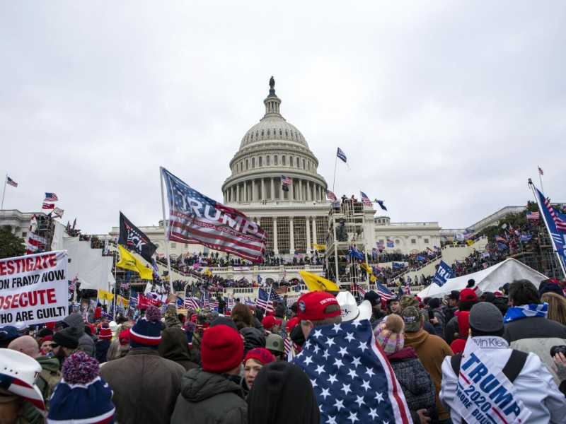 Tanti repubblicani rifiutano di riconoscere il risultato delle presidenziali del 2020. Nella foto, il 6 gennaio a Washington, prima dei tumulti <br />