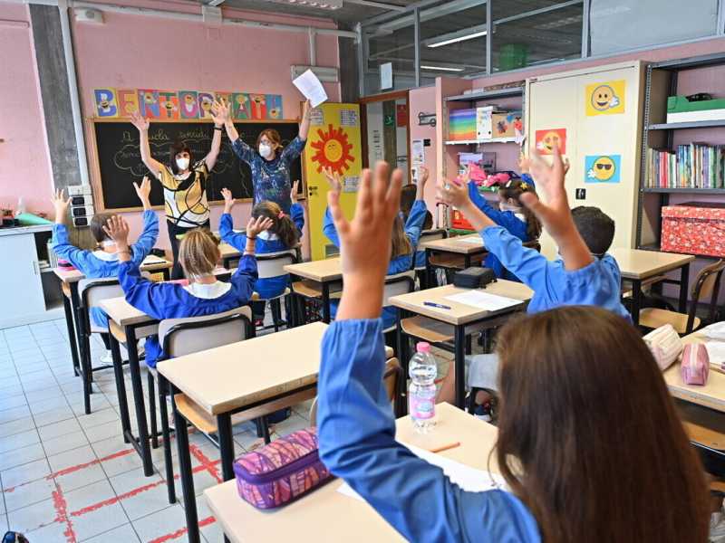 A scuola con i tamponi salivari, validi anche per il green pass
