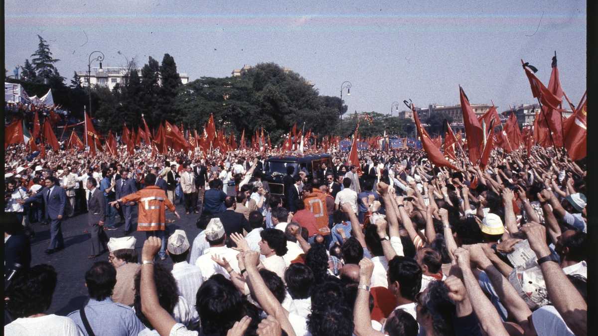 Immagine di La destra, la sinistra e l’ingenuità sentimentale di restare fedeli agli ideali della propria gioventù