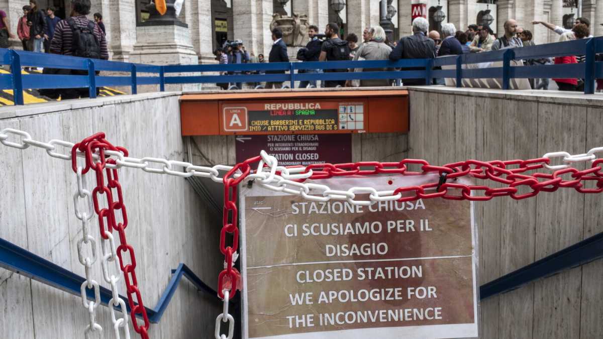 Immagine di Roma, viaggio nei ritardi della metro: nel 2021 già persi due mesi ad aspettare i treni