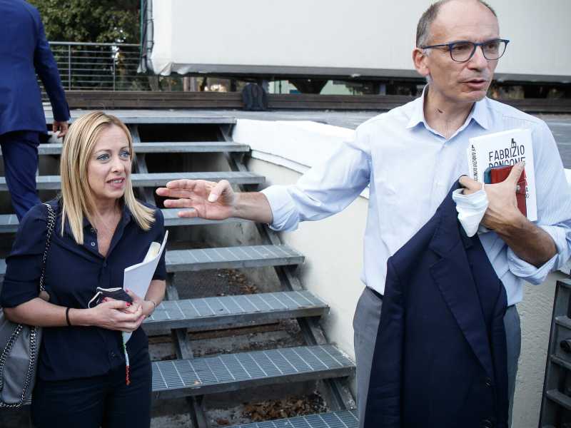 L'ironia di Meloni e l'imbarazzo di Letta, a tu per tu a Villa Borghese