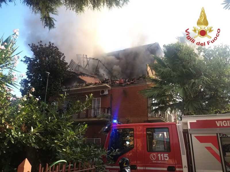 Esplode una palazzina a Roma. Almeno tre i feriti