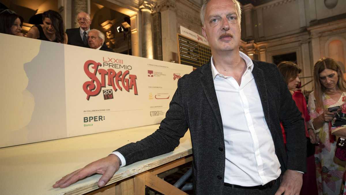 Immagine di Scurati vende “M” a Netflix e poi si vergogna