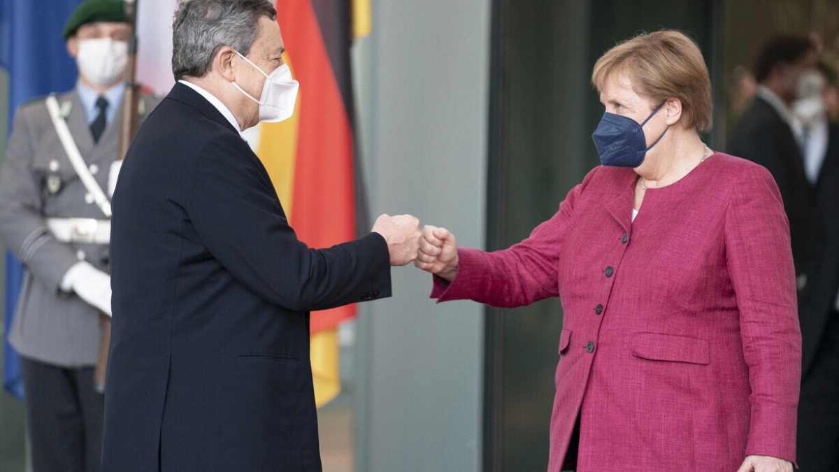 Immagine di Il passaggio di consegne tra Angela Merkel e Mario Draghi
