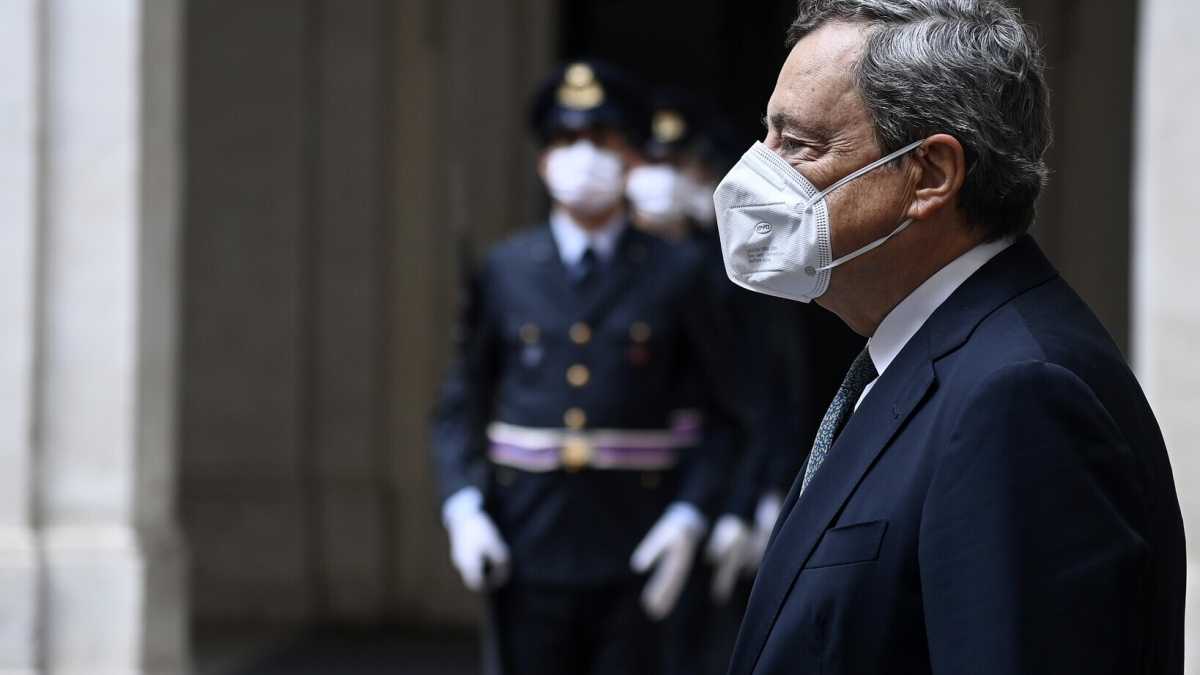 Immagine di Green pass all'unanimità. Draghi: "Decreto per tenere aperto il paese"