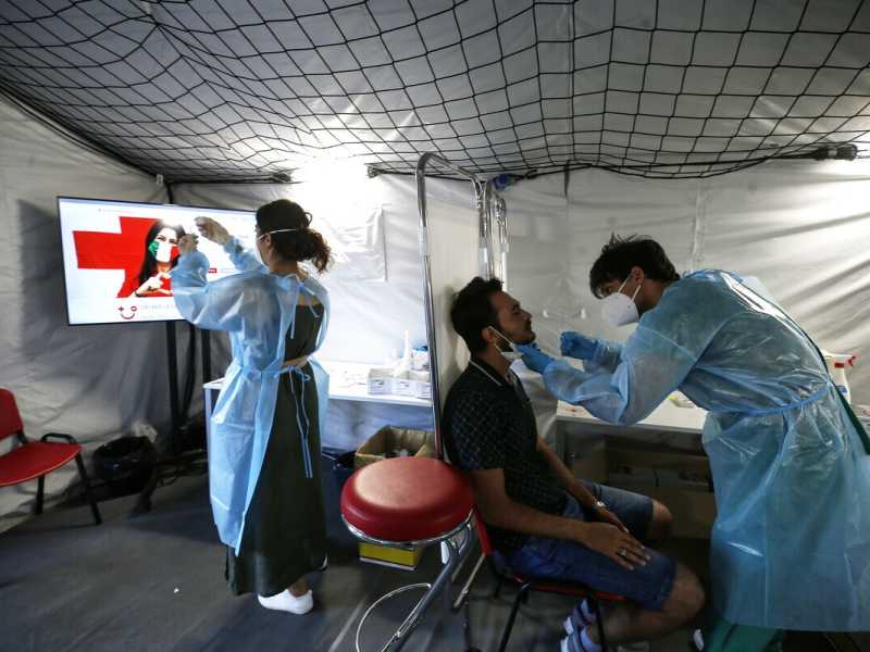 Tamponi gratis al posto dei vaccini? Meno scemenze, più green pass
