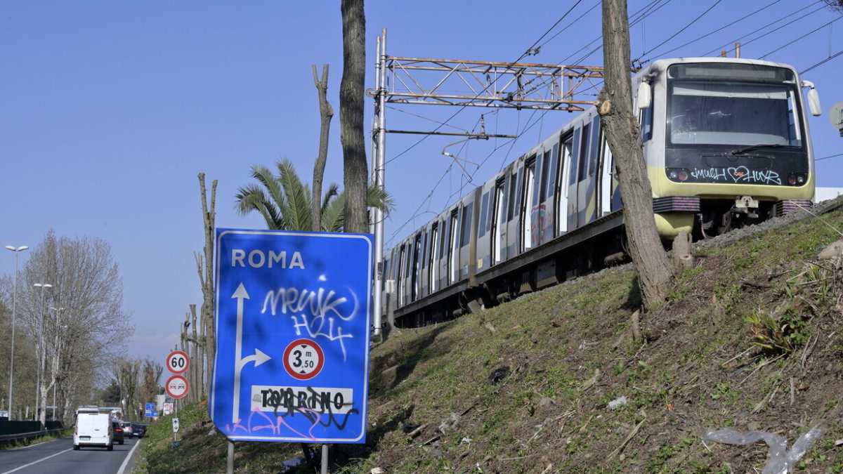 Immagine di Roma-Lido, odissea nello strazio: sono spariti quasi tutti i treni