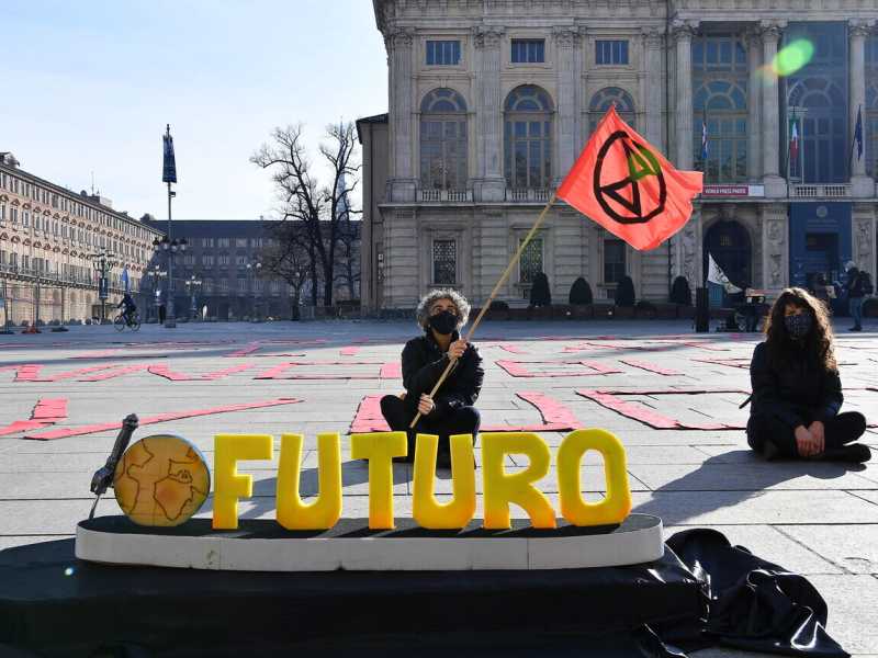L’eco-ansia dei ventenni per un mondo di plastica