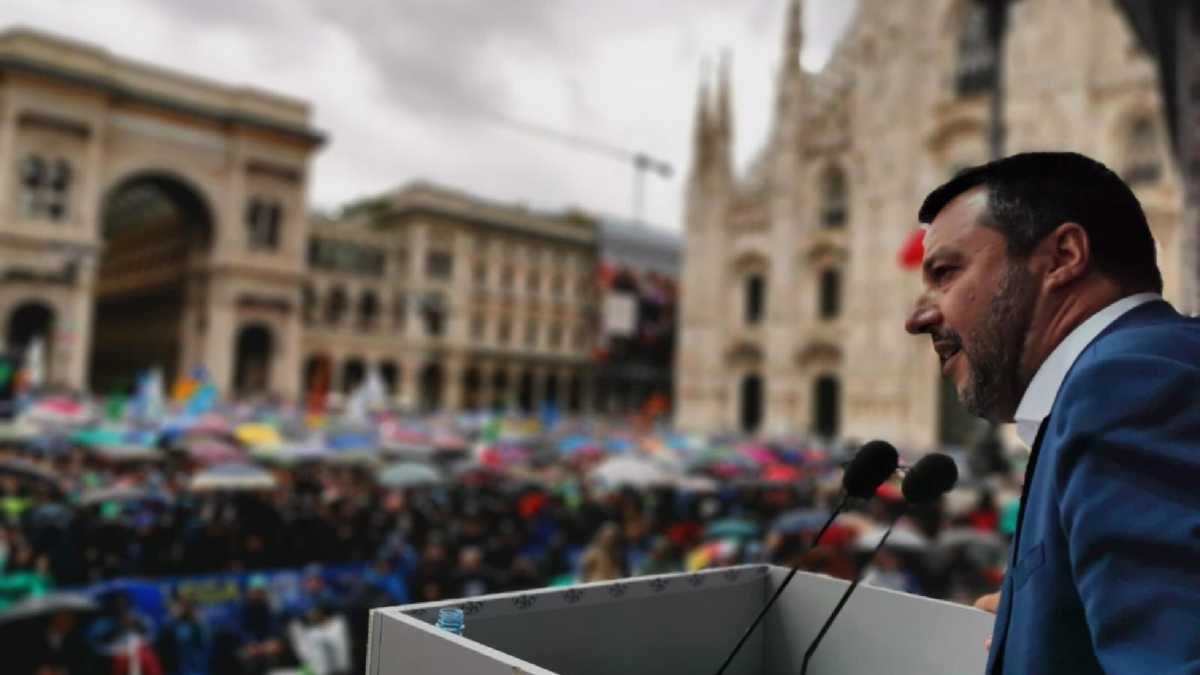 Immagine di Così a Milano la Meloni scippa piazza Duomo a Salvini