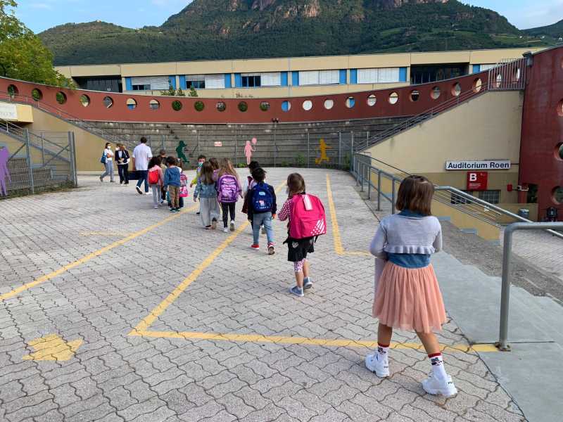 Il ritorno nelle scuole a Bolzano (foto LaPresse)