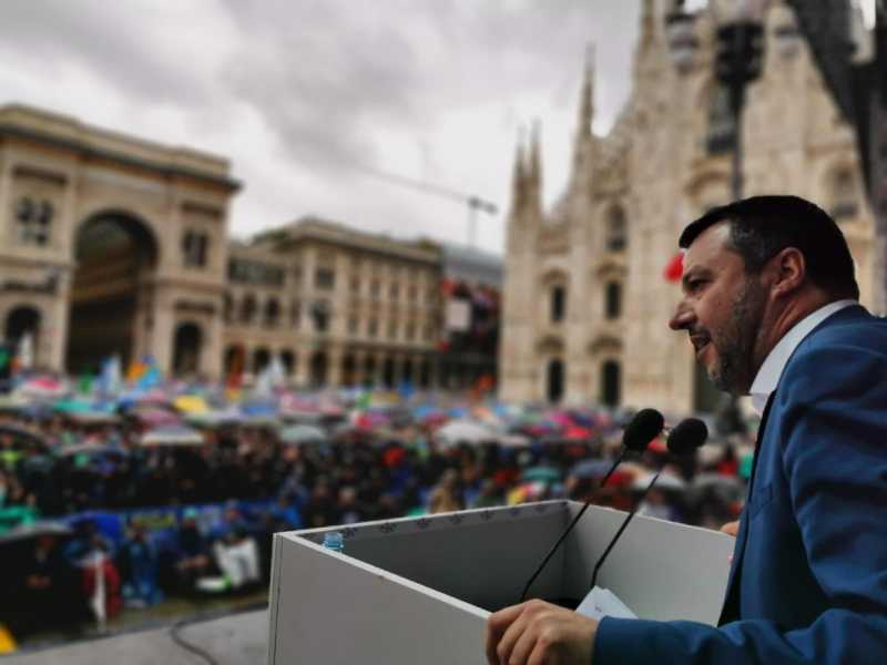 Così a Milano la Meloni scippa piazza Duomo a Salvini