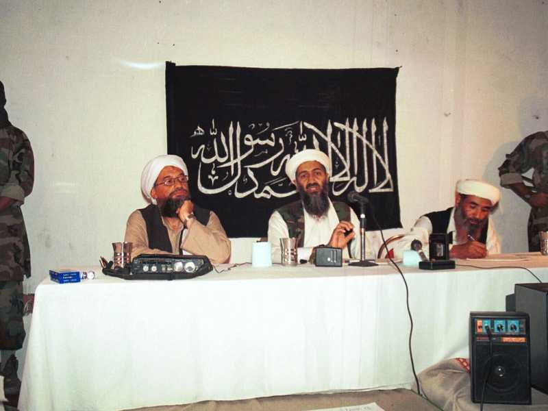 Una conferenza stampa di Osama bin Laden, al centro, nel 1998 in Afghanistan (foto LaPresse) <br />