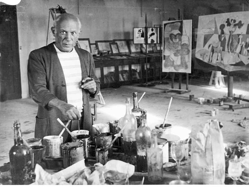 Pablo Picasso nel suo studio ad Antibes nel 1946 (ANSA /Michel Sima) <br />