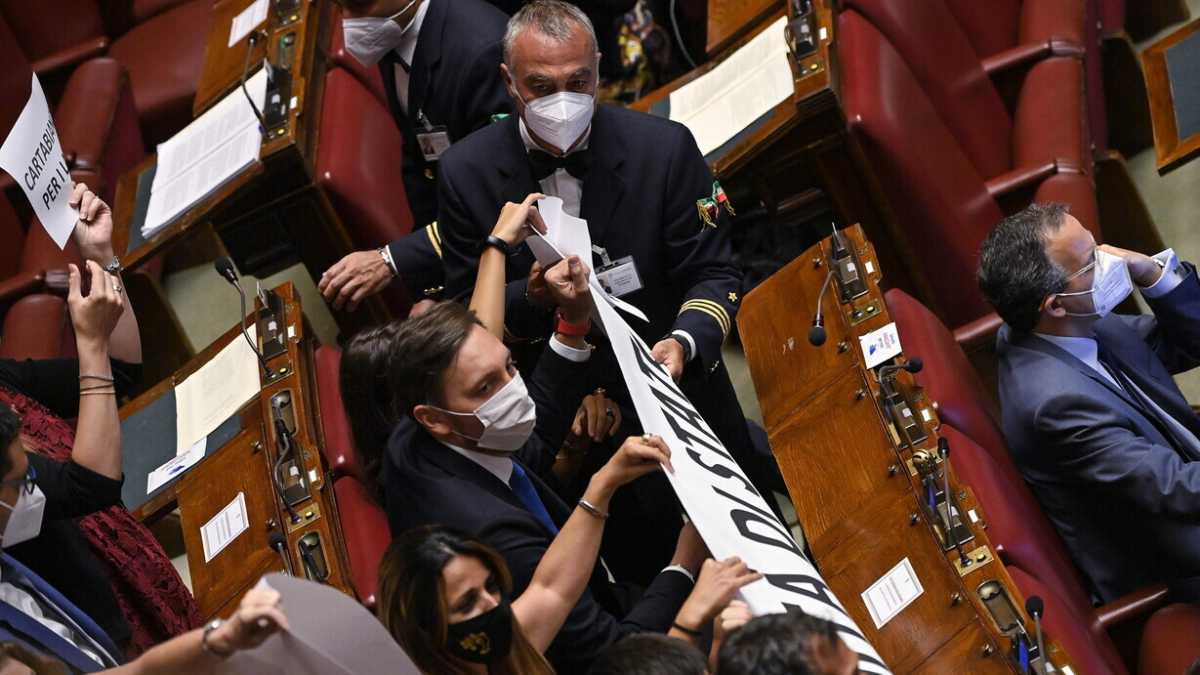 Immagine di Green pass per i parlamentari: a chi sgarra 200 euro in meno al giorno dallo stipendio