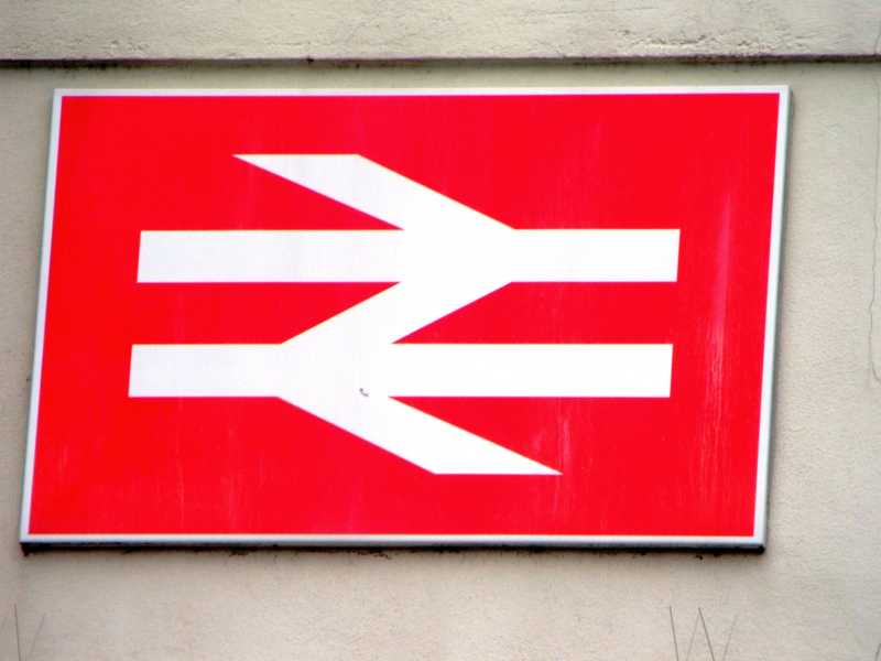 Il vecchio logo delle British Railways (foto Wikimedia Commons)