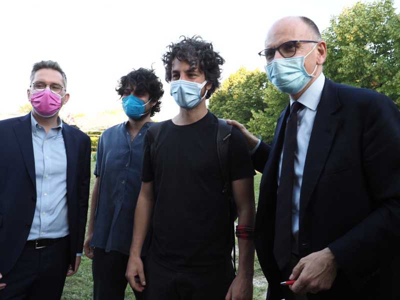 Il candidato sindaco del Pd a Bologna Matteo Lepore, Mattia Santori ed Enrico Letta (LaPresse) 