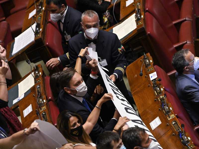 Green pass per i parlamentari: a chi sgarra 200 euro in meno al giorno dallo stipendio