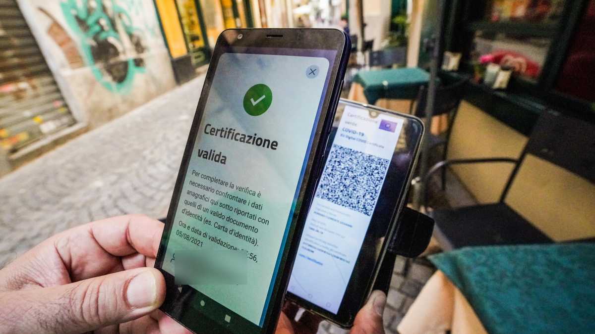 Immagine di Abbiamo provato VerificaC19, l'app contestata dalla Meloni