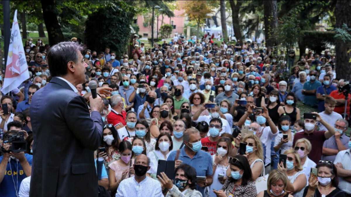 Immagine di "Sei moroso: niente foto sul palco con Conte", l'avviso ai parlamentari M5s morosi
