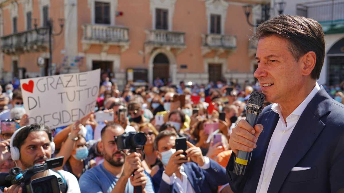 Immagine di Conte gira le piazze italiane da rockstar, alla faccia nostra, élite colta e arrogante