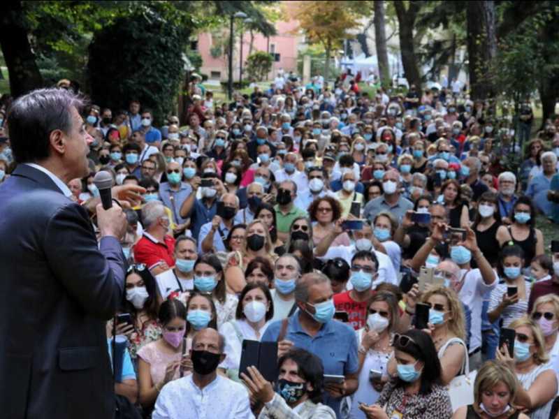"Sei moroso: niente foto sul palco con Conte", l'avviso ai parlamentari M5s morosi