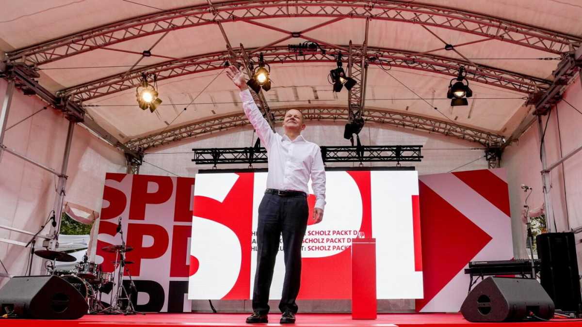 Immagine di All’ultimo comizio Scholz parla di “nuovo inizio” e il suo pubblico chiede più sinistra