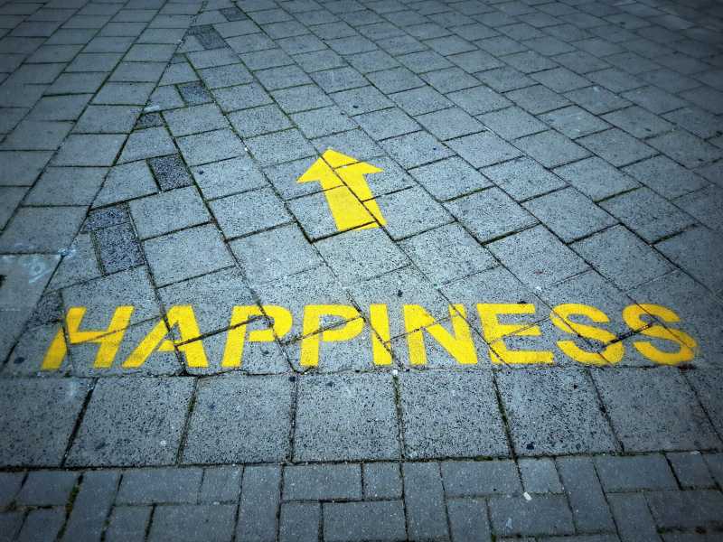 'Felicità', il graffito su una strada ad Amsterdam (Foto Unsplash)