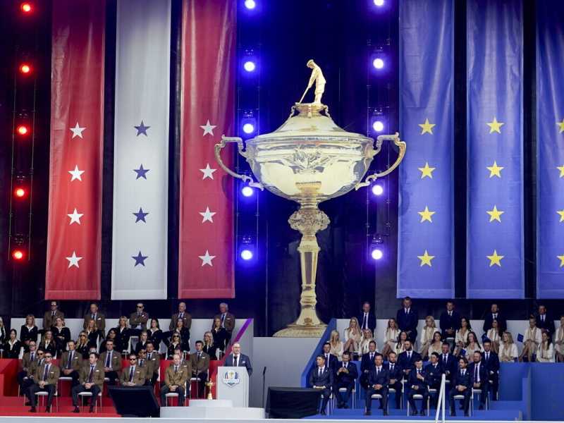 Team USA e Team Europe alla cerimonia di apertura della Ryder Cup 2021 (AP Photo/Jeff Roberson)