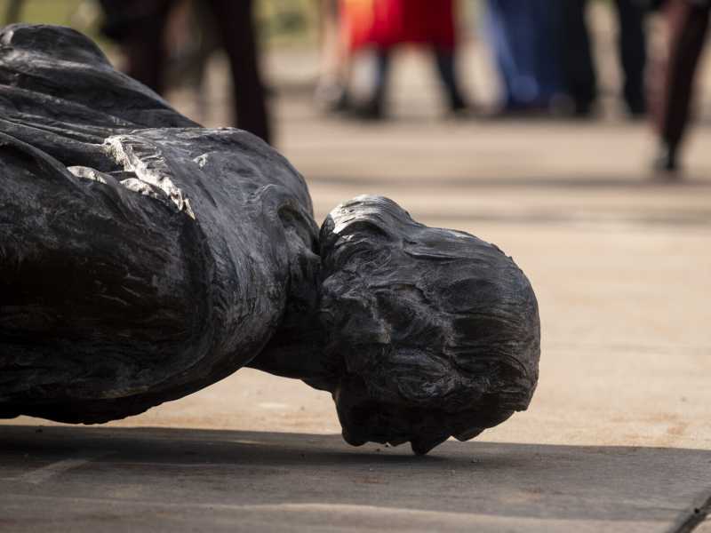Una statua di Cristoforo Colombo rovesciata dai manifestanti nel Minnesota (foto di Stephen Maturen/Getty Images) <br />